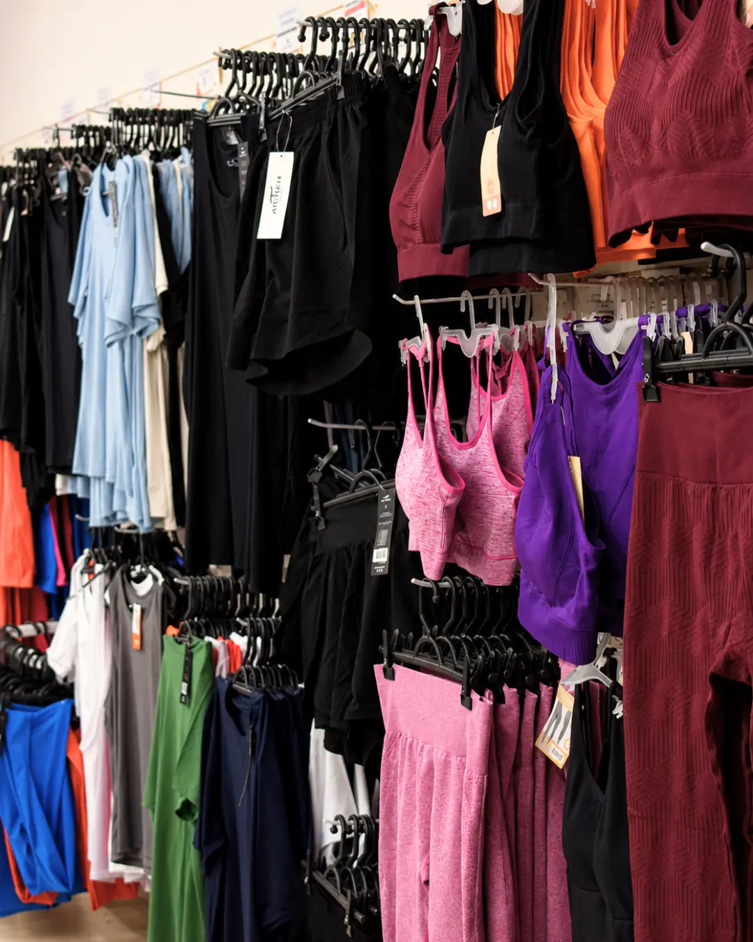 Araras com moda fitness e conjuntos esportivos