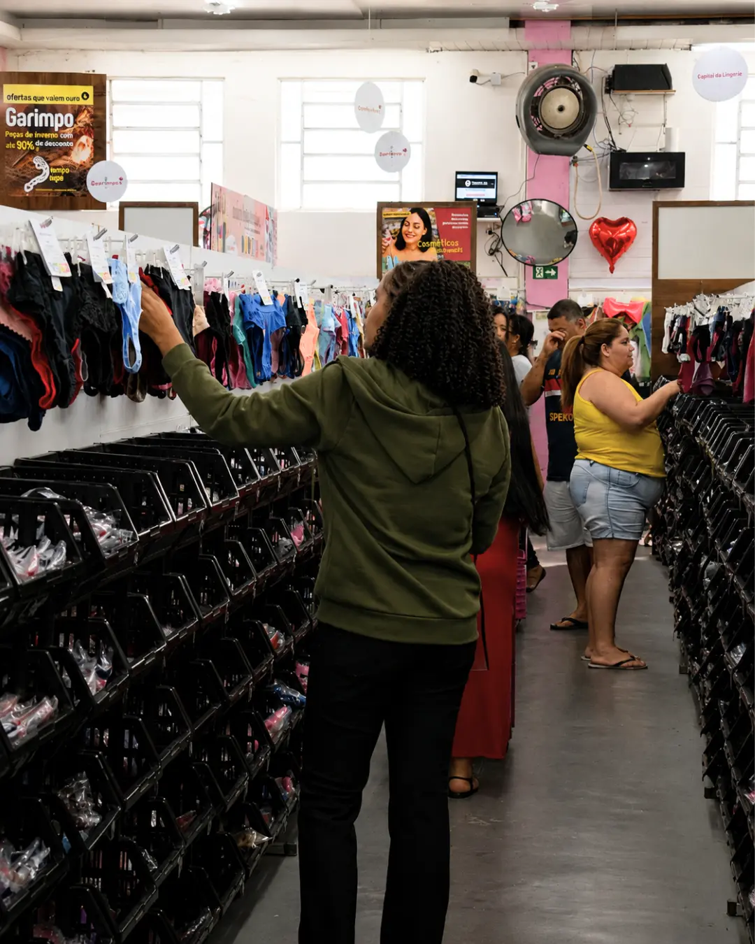 Clientes escolhendo peças no centro de distribuição